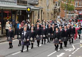 Highland Chieftains leading the procession